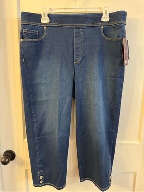 Gloria Vanderbilt Women’s Avery Pull On Denim Capris